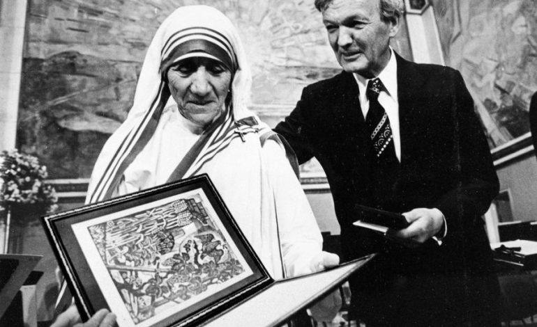 NËNË TEREZA/ 38 vite nga marrja e çmimit ‘NOBEL’ për paqen (FOTO)