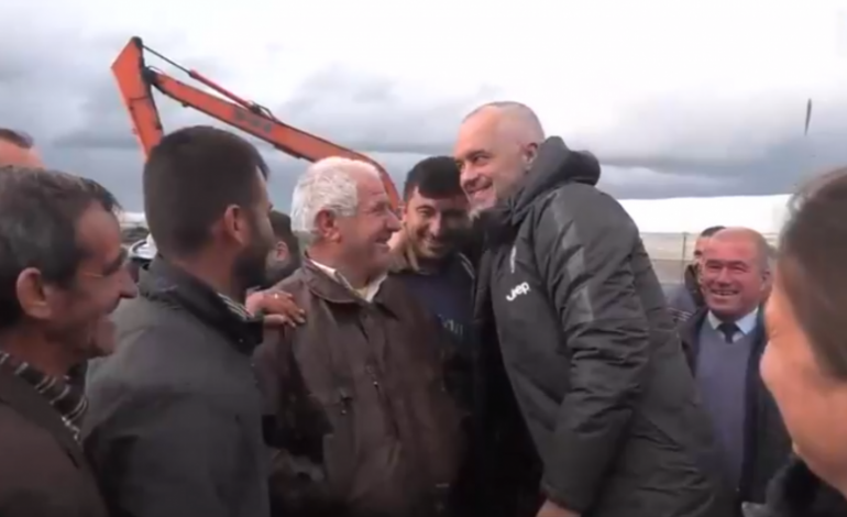VIDEO/ Banorët e pyesin për rrugët, batutat e Ramës: Pse ti fëmijët njëherësh i ke bërë?!