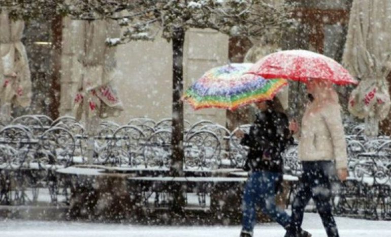 MOTI/ Ndryshojnë temperaturat! Nisin reshjet e dendura, ja zonat e rrezikuara (FOTO-LAJM)