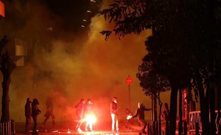 VIDEO/ Protestat e dhunshme në Athinë, protestuesit sulmuan me bomba policët dhe gazetarët