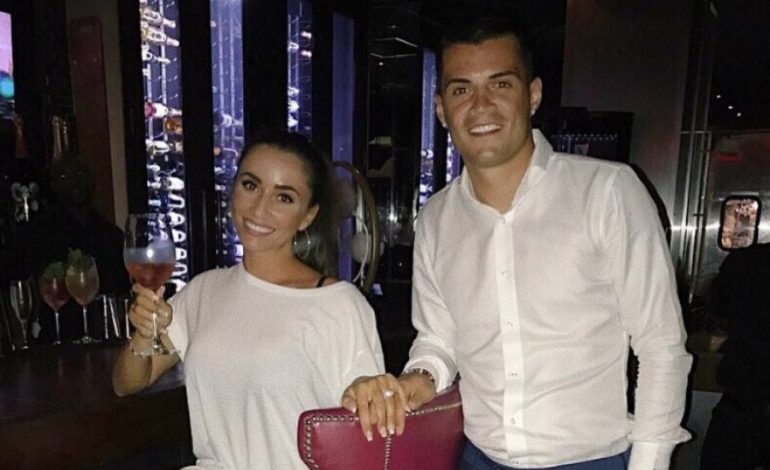 FOTO/ Xhaka merr një dhuratë speciale për Vit të Ri
