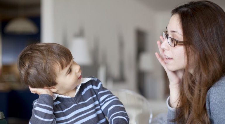 Studimi/ Në vend që t’i “kërcënoni” fëmijët , duhet t’i shpjegoni atyre pasojat