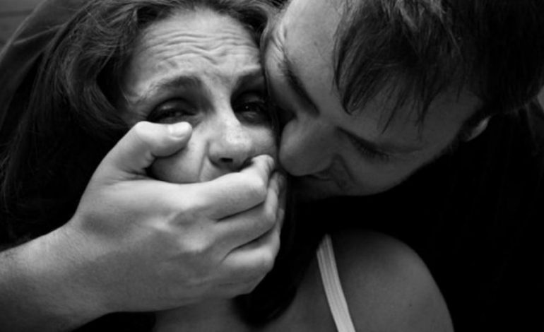 Përdhunoi në makinë fqinjën 10-vjeçare, pasi u la i lirë 23-vjeçari…