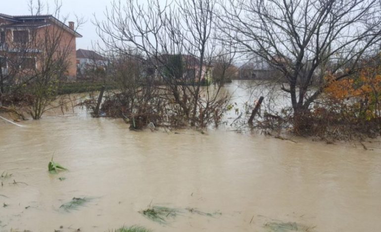 Sarandë/ Lumi Pavllo del nga shtrati, përmbyten 15 hektarë tokë