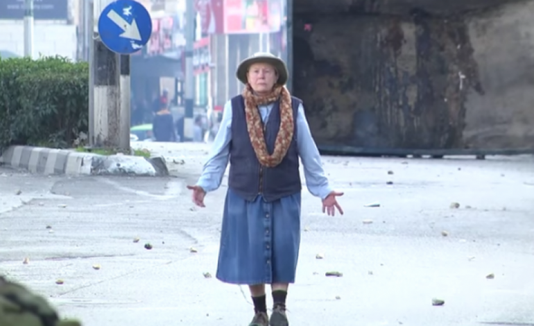 VIDEO/ Mes plumbave dhe gurëve, gjyshja heroinë që i lutet ushtarëve për paqe