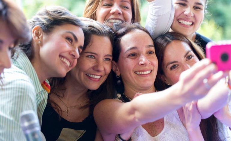 EFEKTI SELFIE/ Vajza ja si të reduktoni kohën e humbur me fotot në ‘Instagram’