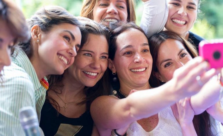 Femrat shpenzojnë shumë kohë për të bërë një “selfie”, si ta reduktojmë këtë