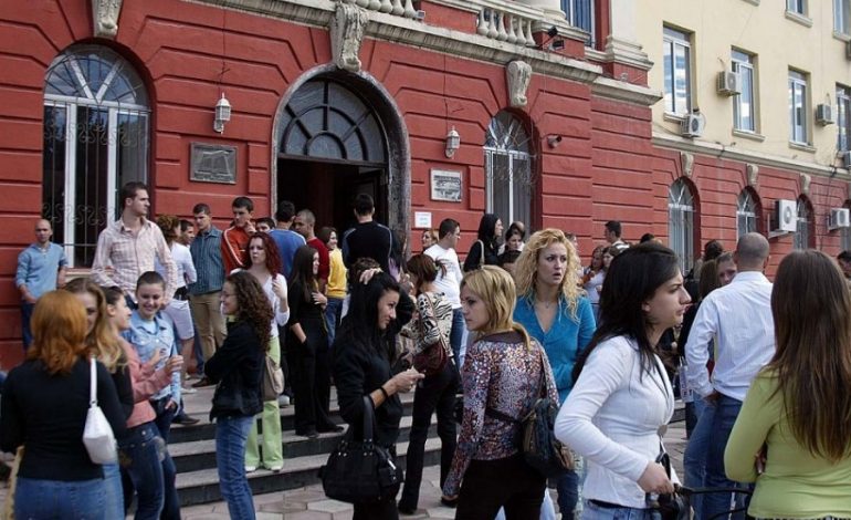 Studentët po braktisin Universitetin Publik, zbulohen shkaqet