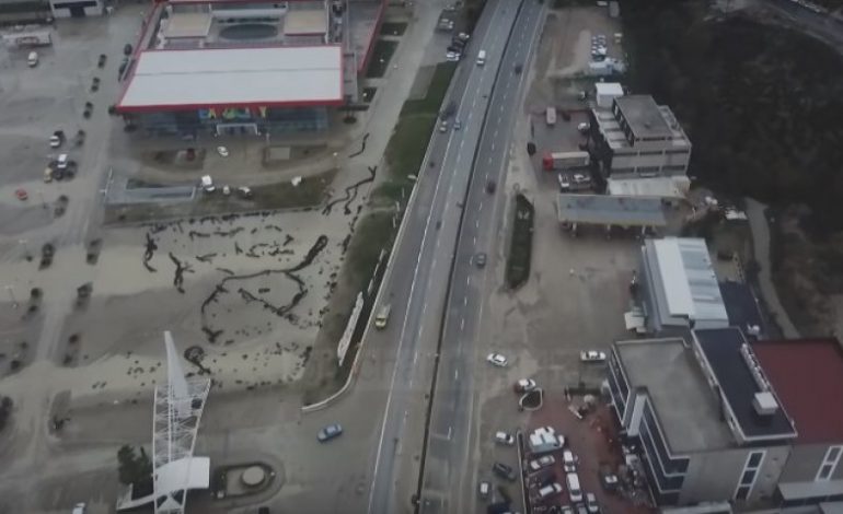 Përmbytjet/ Pamjet me dron, ja situata kritike në autostradën Tiranë-Durrës (Foto)