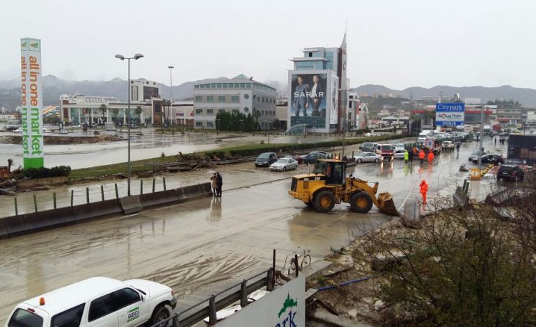 RESHJET E SHIUT/ A do të përmbytet sërish autostrada Tiranë-Durrës? Njoftohen banorët