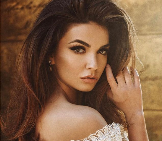 FOTO/ Beatrix Ramosaj shkëlqen në fustanin e kuq, shfaqet përkrah këtij modeli