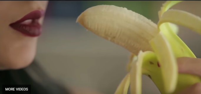 VIDEO/ Hëngri bananen në mënyre sensuale në videoklip, ja sa vite burg dënohet këngëtarja e njohur