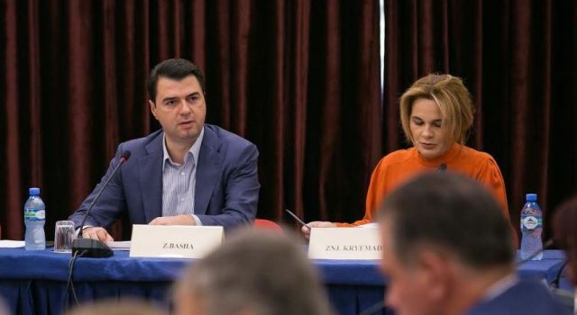 Fronti i Bashkuar Opozitar kundër Bashës për Dakon, LSI dhe PR protestojnë në Tiranë dhe e mbështesin në Durrës
