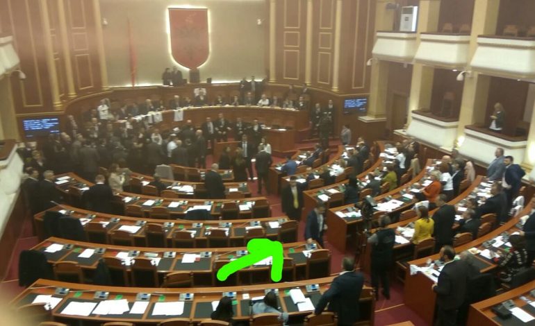 Balla “kapet mat” në Kuvend, ja çfarë bën në vendet e opozitës