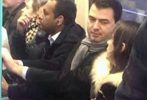 Basha me tren për në Londër? Reagon PD: Ja si qëndron e vërteta e fotos