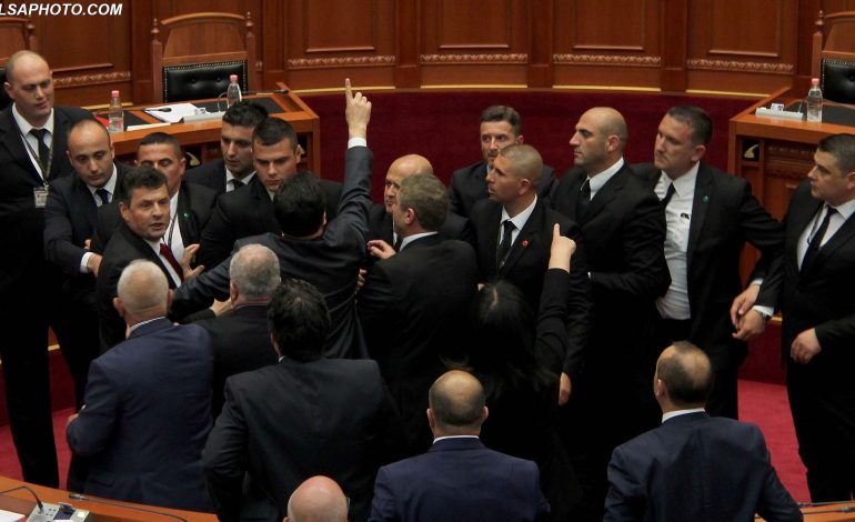 ERDHI JANARI?!/ Amerikanët kërkojnë arrestimin e 10 deputetëve, përfshi dhe Monikën. Rama urgjent në SHBA