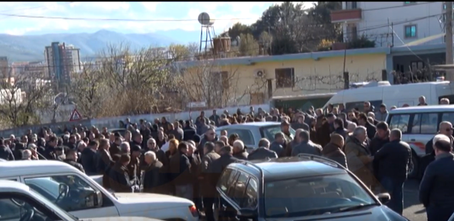 PAMJE NGA CEREMONIA/ I jepet lamtumira e fundit Aleksandër Ndokës, vëllait të ish deputetit të PS (Foto)