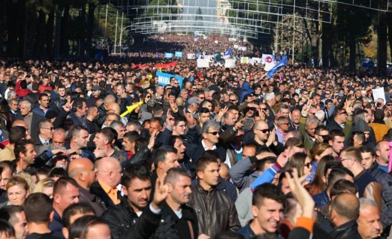 THIRRJA PER NESER/ Berisha rendit 8 arsyet përse duhet të protestojë Shqipëria