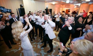 FOTO+VIDEO/ Fluturojnë dollarët në dasmën e politikanit të PD, Mediu ia merr këngës