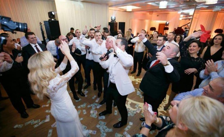 FOTO+VIDEO/ Fluturojnë dollarët në dasmën e politikanit të PD, Mediu ia merr këngës