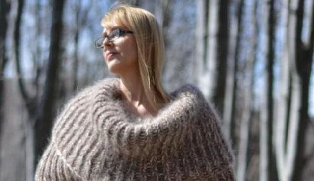 Trendi më i ri i dimrit është ky shall. Njerëzit e duan po aq sa e urrejnë (Foto)