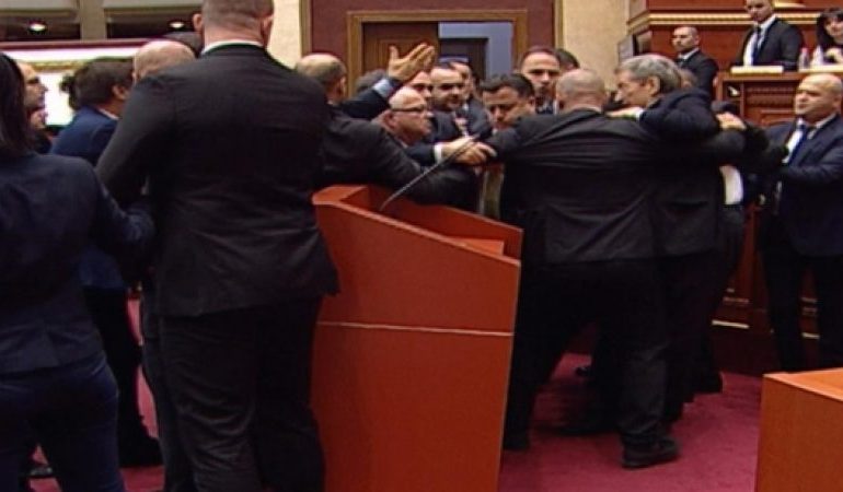 FOTO epike: Çfarë halli ka Sali Berisha, që përleshet fizikisht tani në pleqëri?