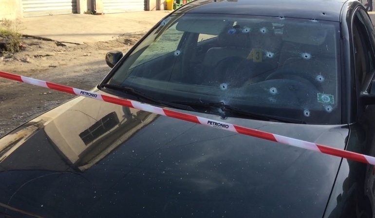 Breshëri plumbash ndaj një automjeti në Bulqizë. Kush është i riu që i shpëtoi atentatit (Emri+Foto)