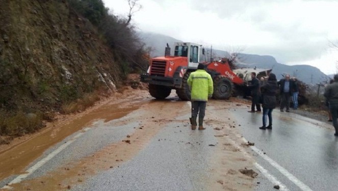 Reshjet në Gjirokastër/ Rrëshqitja e dherave, këto janë akset e bllokuara që duhet t’i shmangni