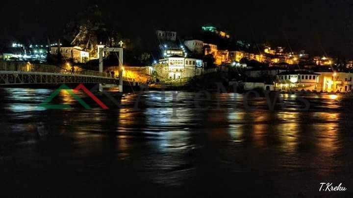 EKSKLUZIVE/ Berat, lumi Osum del nga shtrati, mbulohet lagjia muzeale (VIDEO+FOTO)