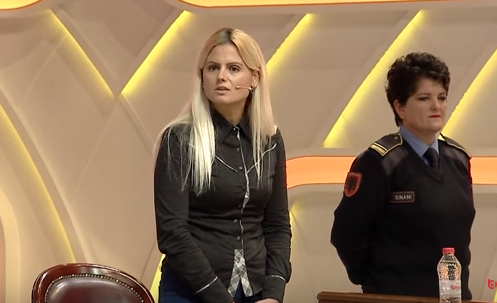 Historia e trishtë/ Me pranga në duar, vajza përballet me babain në studio, ka dhe një letër prekëse për fëmijët (VIDEO)