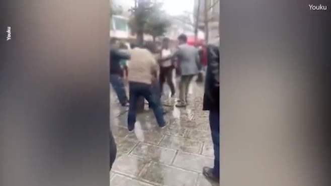 VIDEO/ E njohu në internet, burri takon gruan e martuar që i bën gjëmën