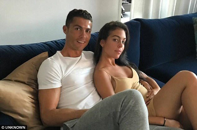 Rrëfehet e fejuara Christiano Ronaldos: Vajza na ka afruar, jemi më të lumtur se kurrë (FOTO)