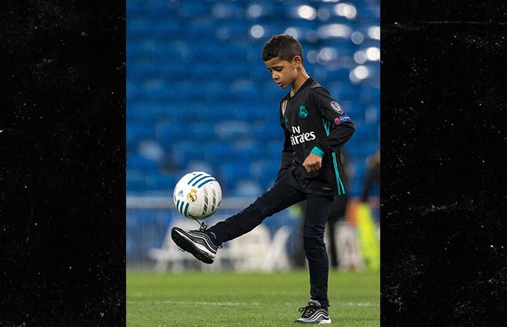 ‘Bëmë baba të të ngjaj’, shihni spektaklin që dhuron djali i Cristiano Ronaldos