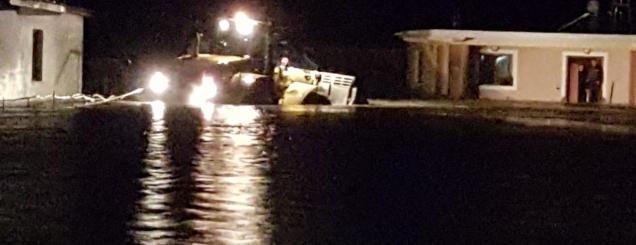 Situatë e frikshme në Vlorë, gurë e dhera rrëzohen nga furtuna