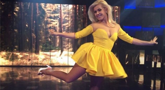 (FOTO) Aktorja e bukur shqiptare tregon linjat në fustan të ngushtë