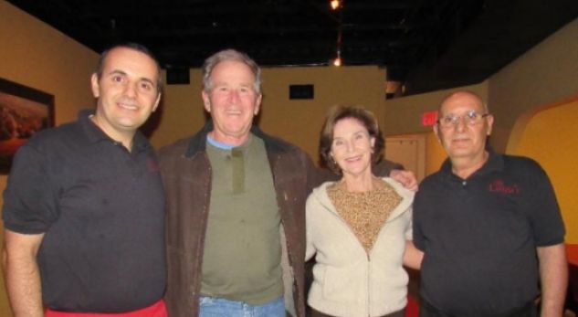 Ish-presidenti Bush viziton restorantin e refugjatit kosovar në Teksas