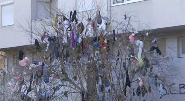 Edhe kështu nuk kishim parë/ Prishtina e pret atmosferën me bredhin me brekë dhe qese (VIDEO)