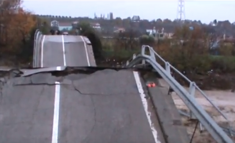 Pamje apokaliptike/Çahet asfalti në rrugën Fushë Krujë-Milot (VIDEO)