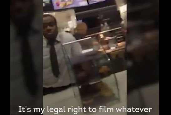 VIDEO/ I kërkohet të heq shaminë, gruaja largohet nga McDonalds dhe…
