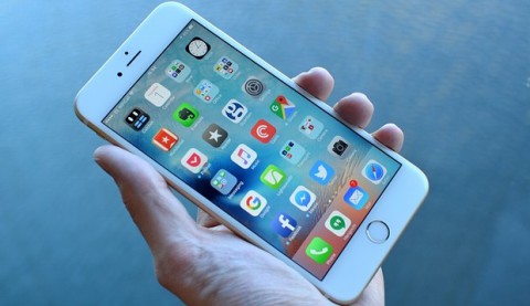 Franca ndalon përdorimin e telefonave në shkollë, nxit fëmijët të luajnë…