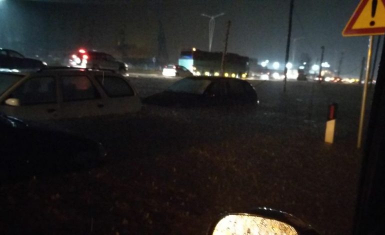 Situata e përkeqësuar e reshjeve/ Meteorologët: Ja kur pritet qetësimi i situatës
