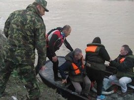 FOTO/ Forcat e Armatosura në ndihmë të banorëve të Darzezës