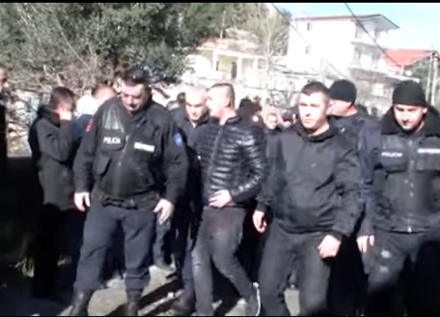 Dalin pamjet/ Djali i Aleksandër Ndokës me policë në varrimin e të atit (VIDEO)