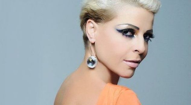 Këngëtarja Aurela Gaçe filmon vjehrrën dhe kunatin ndërkohë që … (VIDEO)
