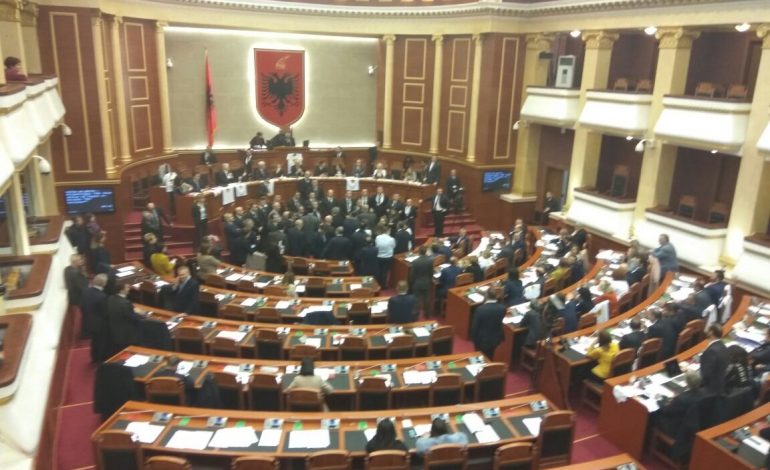 FOTO/ Zgjedhja e kryeprokurores, kush është deputeti i PS që nuk mori pjesë në seancë
