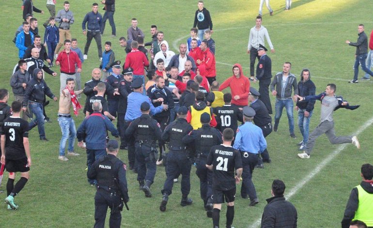 VIDEO/ “Derbit” e fqinjëve të vegjël që gjenerojnë tension dhe dhunë në futboll