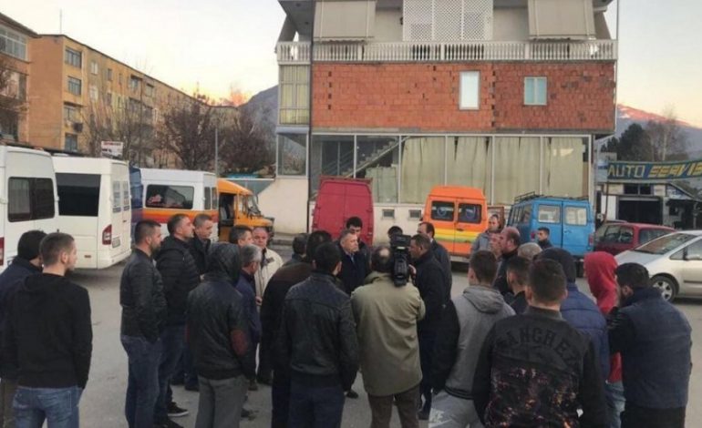 Protesta e shoferëve të furgonëve në Dibër/ 16 të proceduar penalisht