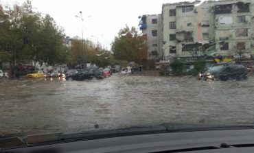Përmbytjet në Vlorë, bllokohet qarkullimi në rrugën Novoselë