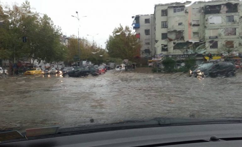 Përmbytjet në Vlorë, bllokohet qarkullimi në rrugën Novoselë
