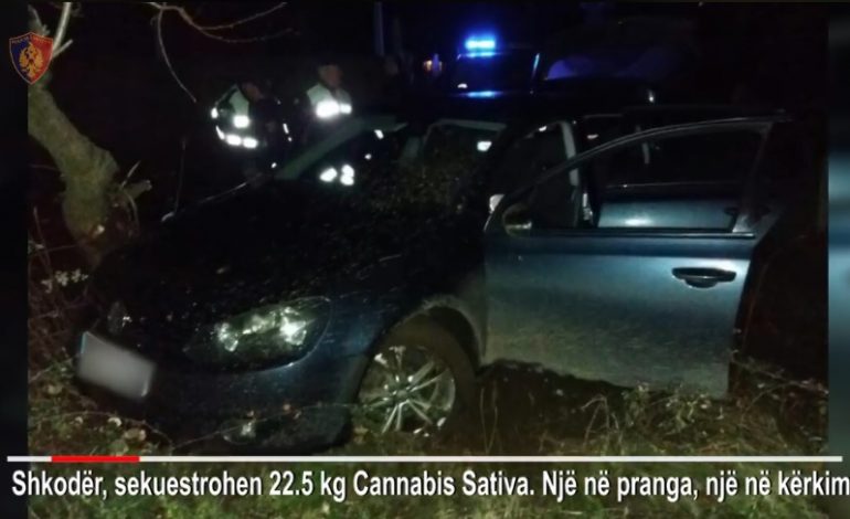 Tenton t’i largohet policisë, por aksidenton makinën e mbushur me drogë (Video)